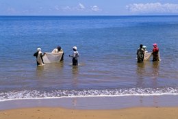 Archipel-des-Comores;-Bleu;-Ciel;-Étoffes;-Femmes;-France;-Kaleidos;-Kaleidos-images;-La-parole-à-limage;-Laurent-Abad;-Mahoraises;-Mayotte;-Mer;-MTsamboro;-Océan-Indien;-Pêche;-Pêche-traditionnelle;-Plage;-Stories-Pictures;-Tradition